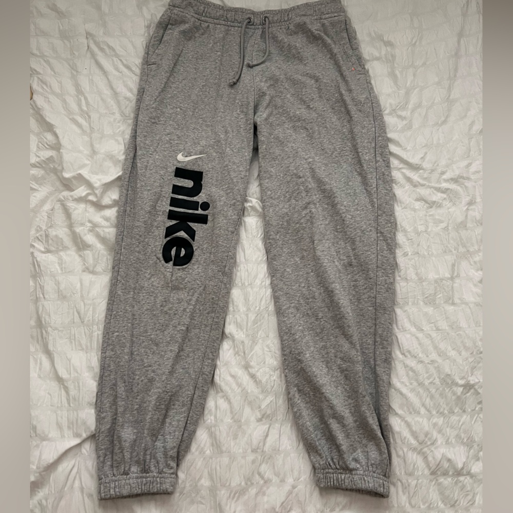 Grey Nike sweat pants, good quality, in great condition, super soft and comfy